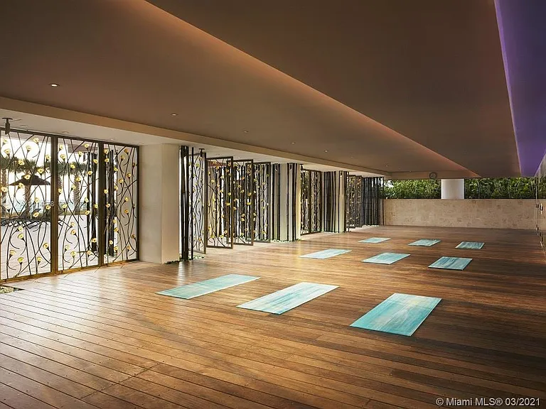 6801 Collins Ave #LPH14 — Photo 32