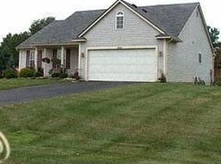 2880 Saddlebrook Ct, Pinckney, MI 48169