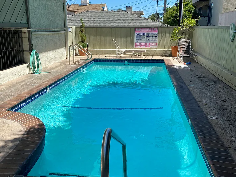 1821 Thayer Ave — Photo 3