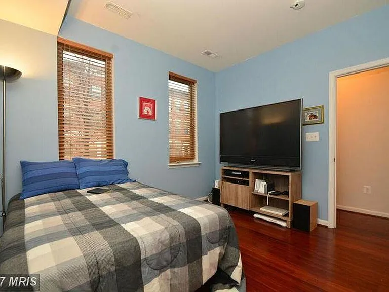 912 E Lombard St — Photo 4