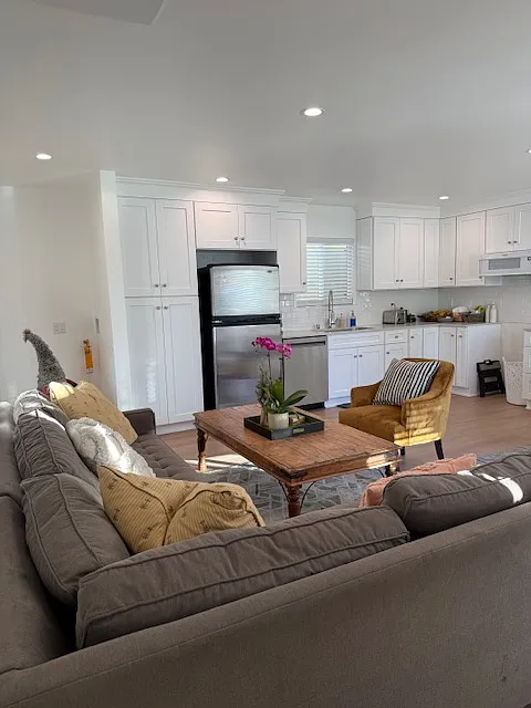 2 bed, 1000 sqft, $3,400 — Photo 4