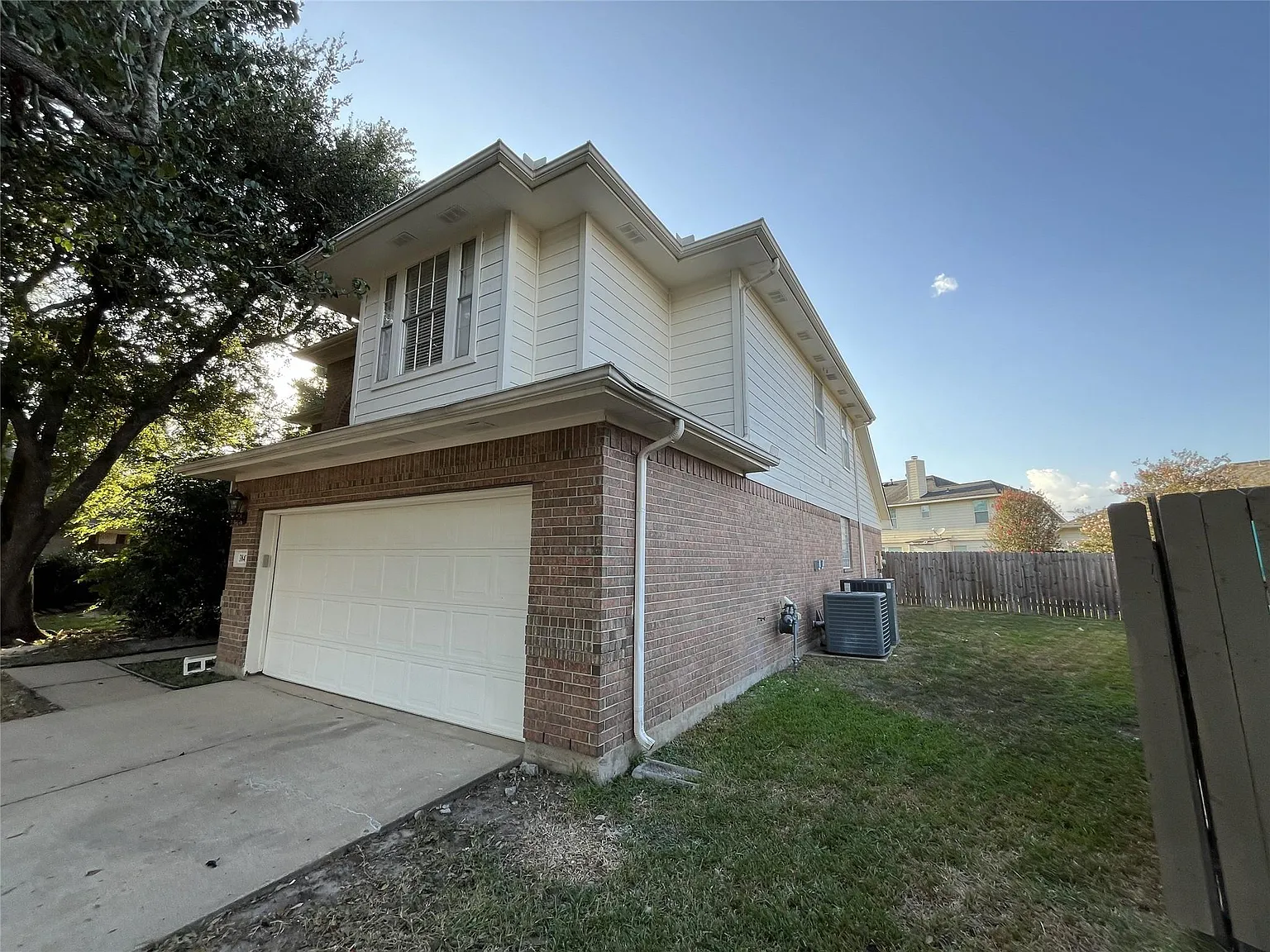 4 bed, 2.5 bath, 3028 sqft, $2,350 — Photo 2