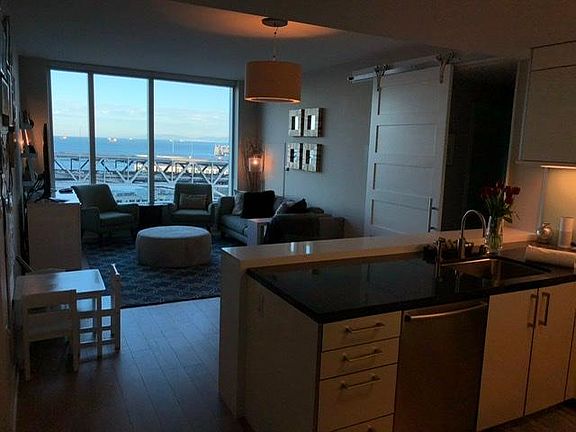 Beautiful views over the Bridge! Most private units in the building