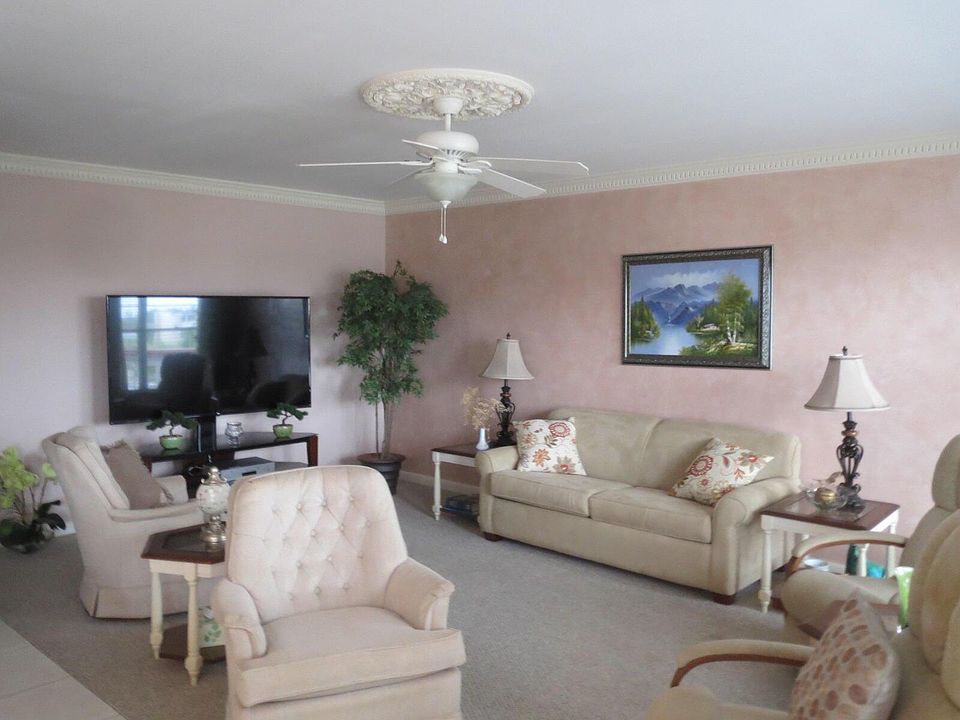 1st image of 406 Greenbrier Cir