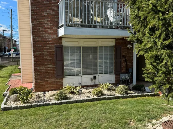 76 Saturn Ln, Staten Island, NY 10314