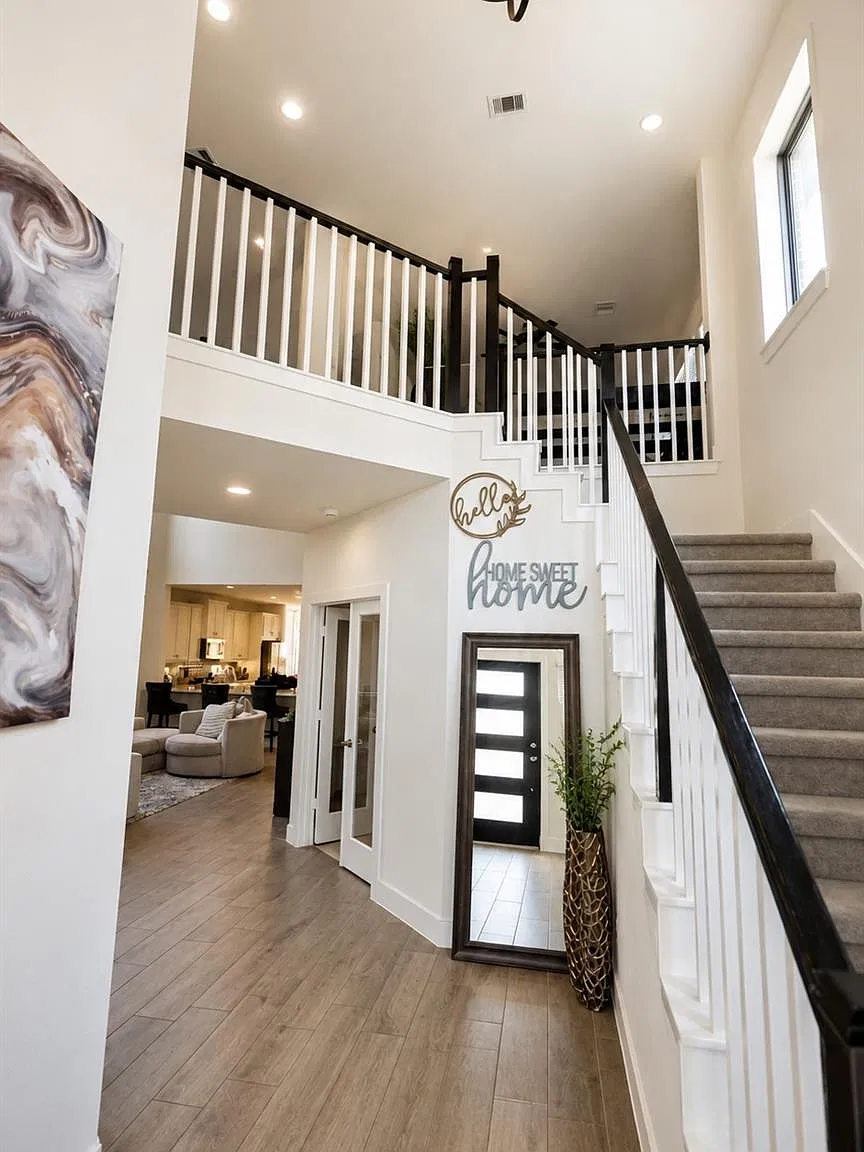 4 bed, 2.5 bath, 2686 sqft, $3,350 — Photo 3