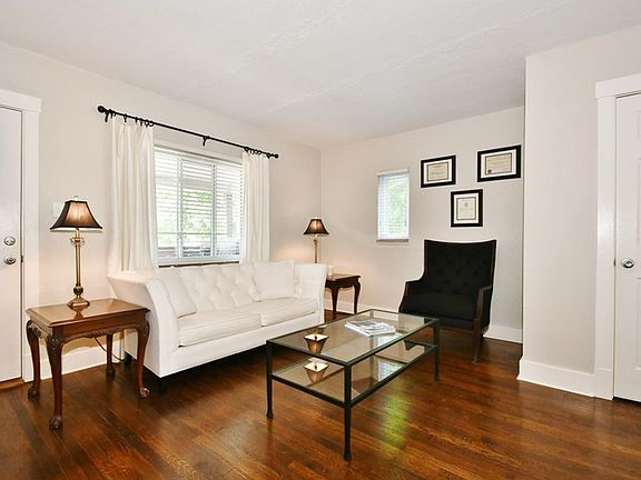 Entry way/living room