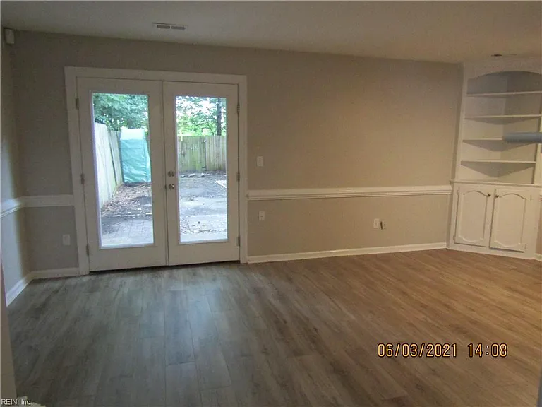 17 Colonial Way — Photo 4