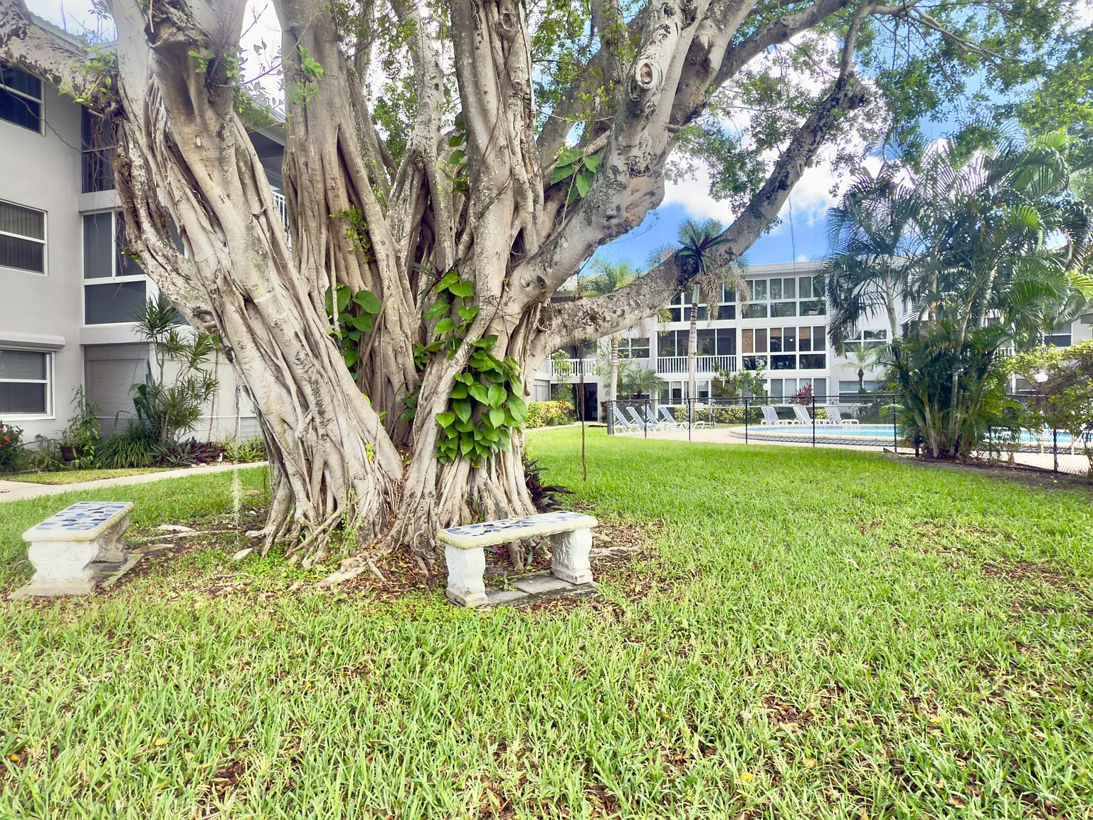 1 bed, 1.5 bath, 890 sqft, $2,100 — Photo 2
