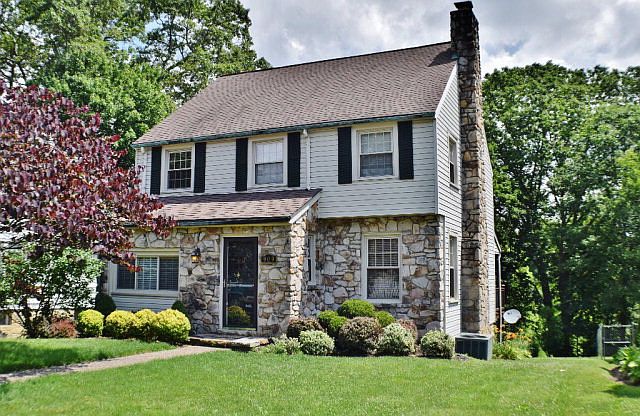 1st image of 909 Woodlawn Ave