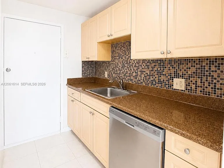 2020 NE 135th St #710 — Photo 5