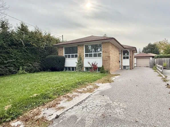 4 Wantanopa Cres, Toronto, ON M1H 2B3