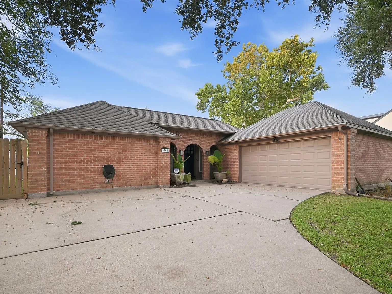 3 bed, 2.0 bath, 2366 sqft, $2,800 — Photo 2