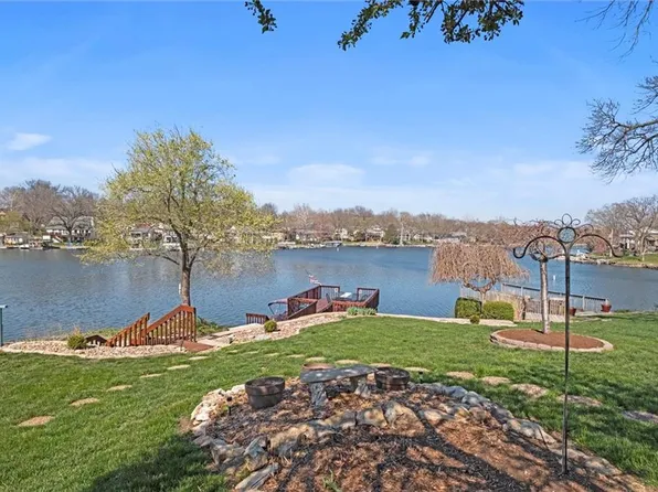 32 Beach Dr, Lake Tapawingo, MO 64015