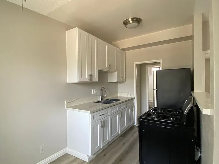 1242 Cedar Ave — Photo 5
