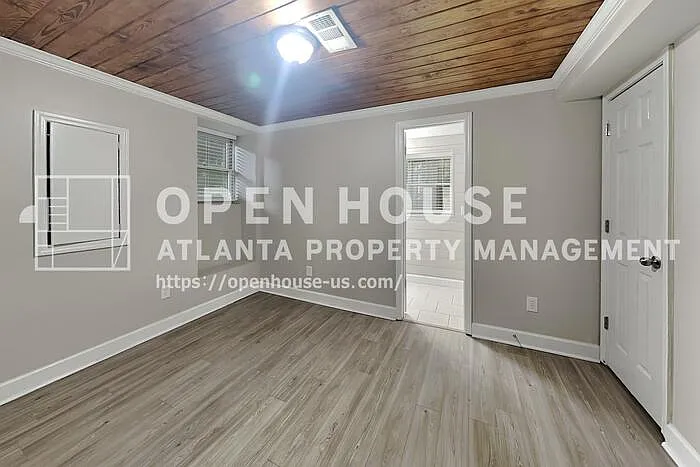 811 Springdale Xing — Photo 16