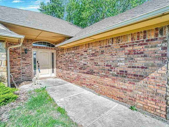 2nd image of 27 NE Summerwood Dr