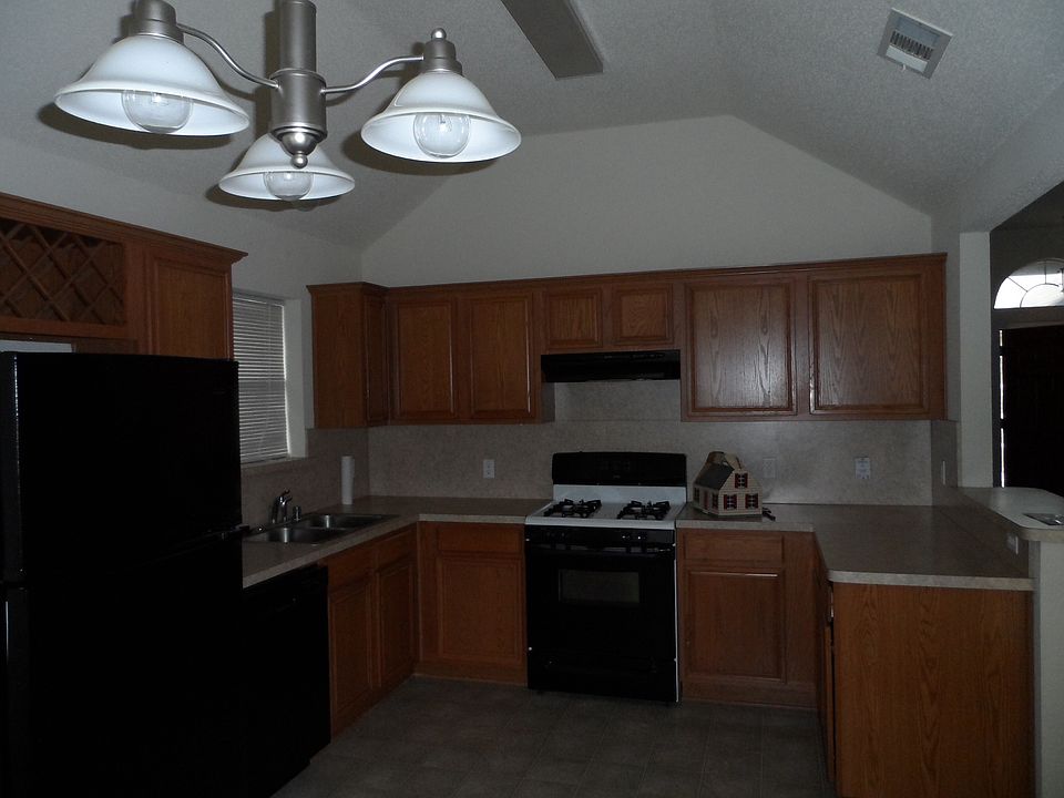 2nd image of 3018 Canary Ln