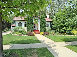 135 Lawrence Ave, Woodstock, IL 60098