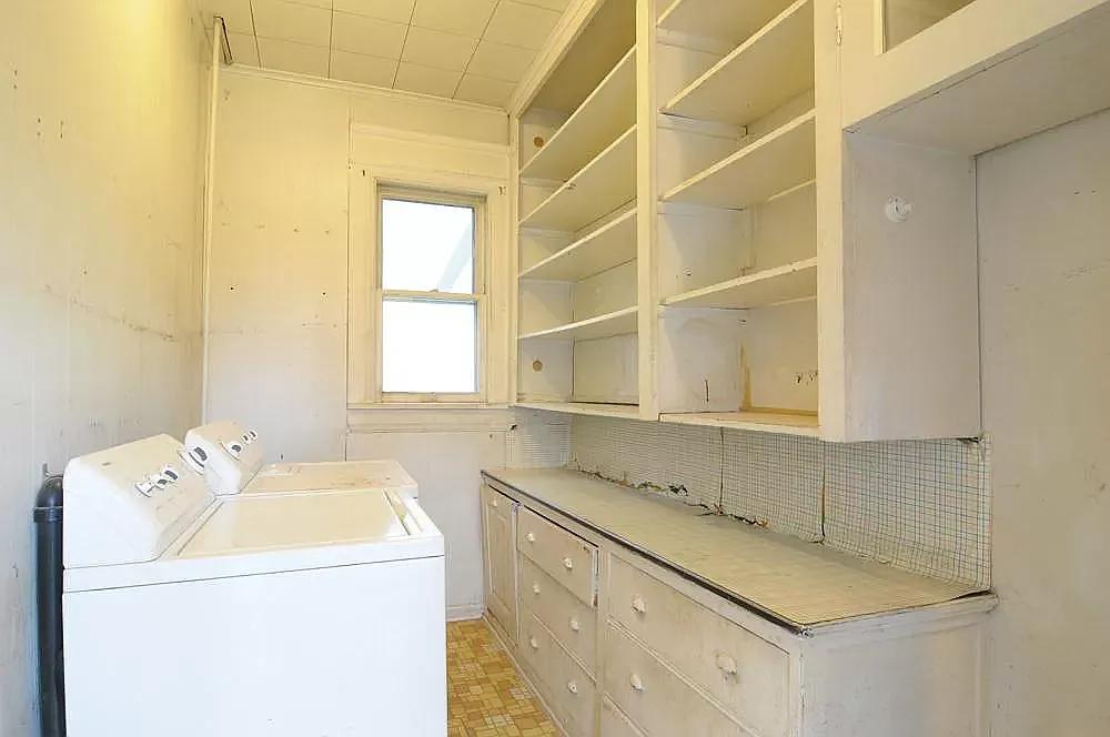 7 bed, 3812 sqft, $5,300 — Photo 2