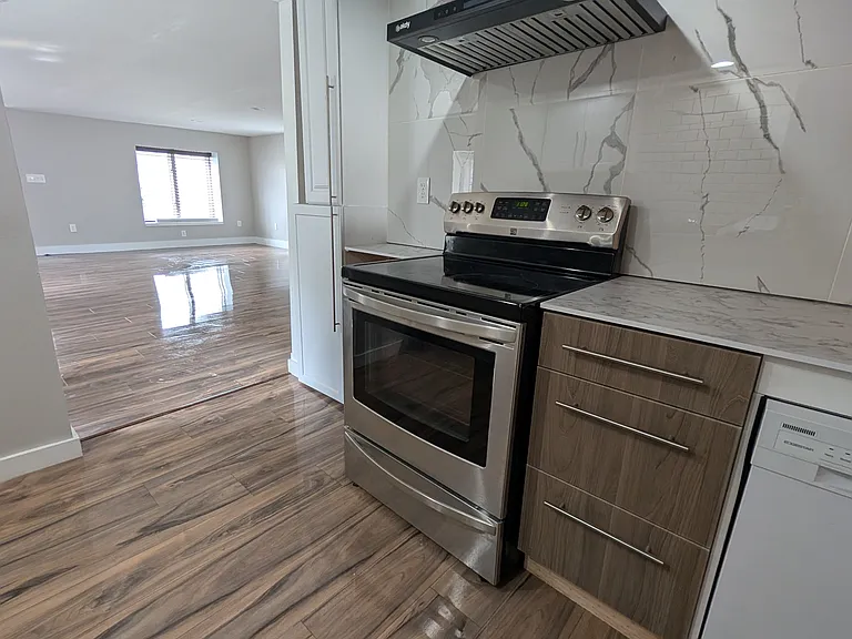358 S Craig Ave — Photo 3