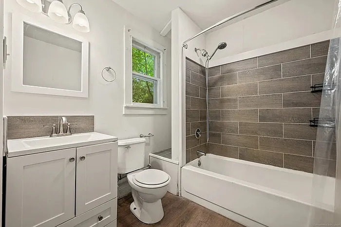 4 bed, 2.0 bath, 2192 sqft, $3,750 — Photo 4