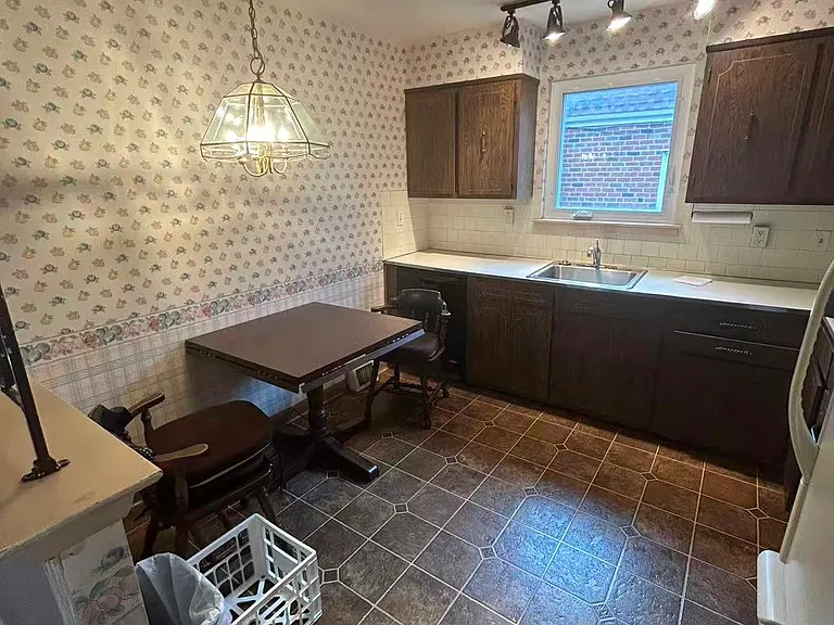 2345 Griffith St — Photo 4