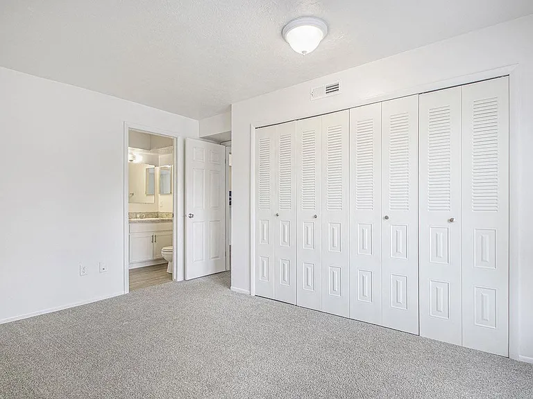 North Pointe Apartments — Photo 36