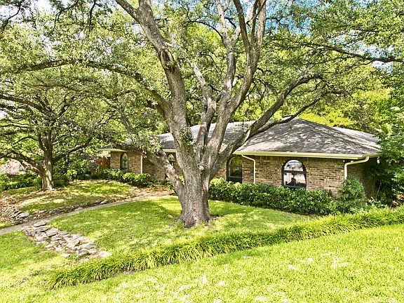 2nd image of 3216 Greenbriar Cir