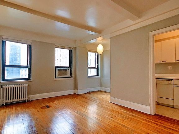 3rd image of 11 Waverly Pl APT 8D