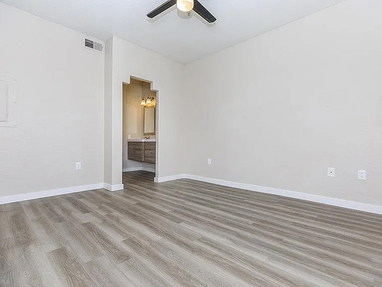 The Residences at Palm Valley Apartments — Photo 32