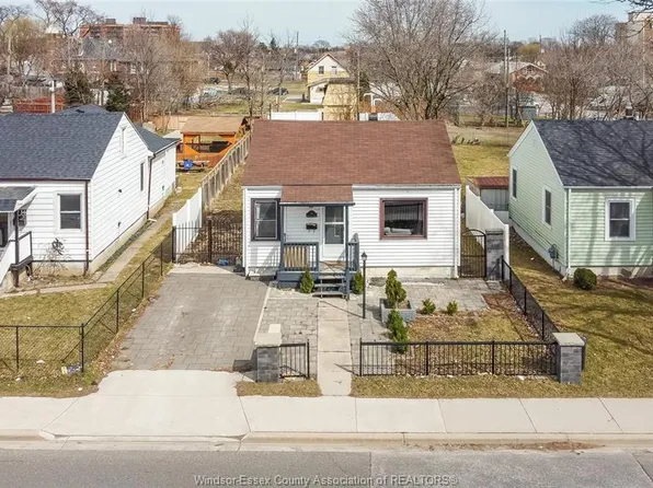 744 McDougall St, Windsor, ON N9A 1L8
