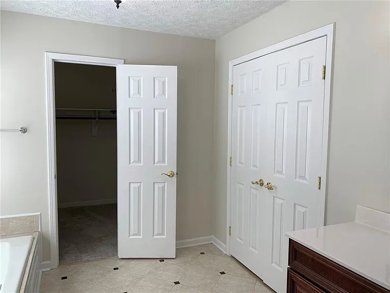 4536 Woodlawn Lake Dr — Photo 33