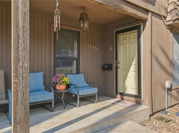 10258 Cedarbrooke Ln, Kansas City, MO 64131