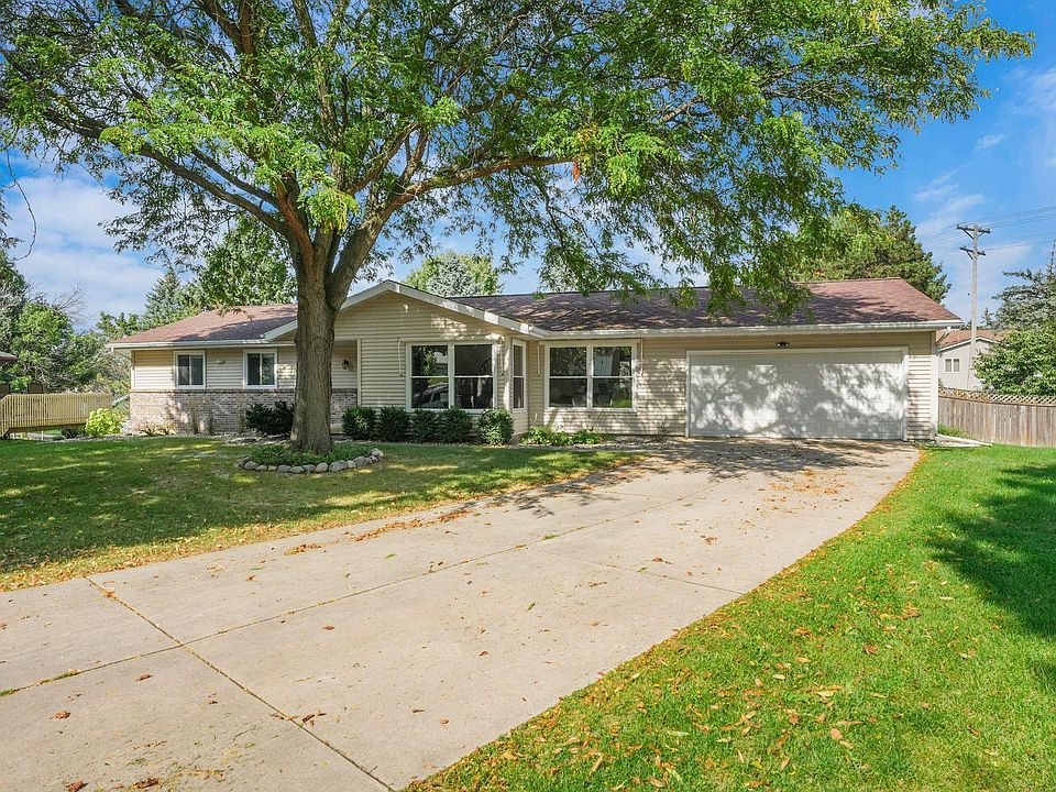 1st image of 6 Lynbrook Cir