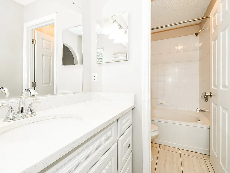 1126 E Brookwood Bluff Rd — Photo 10