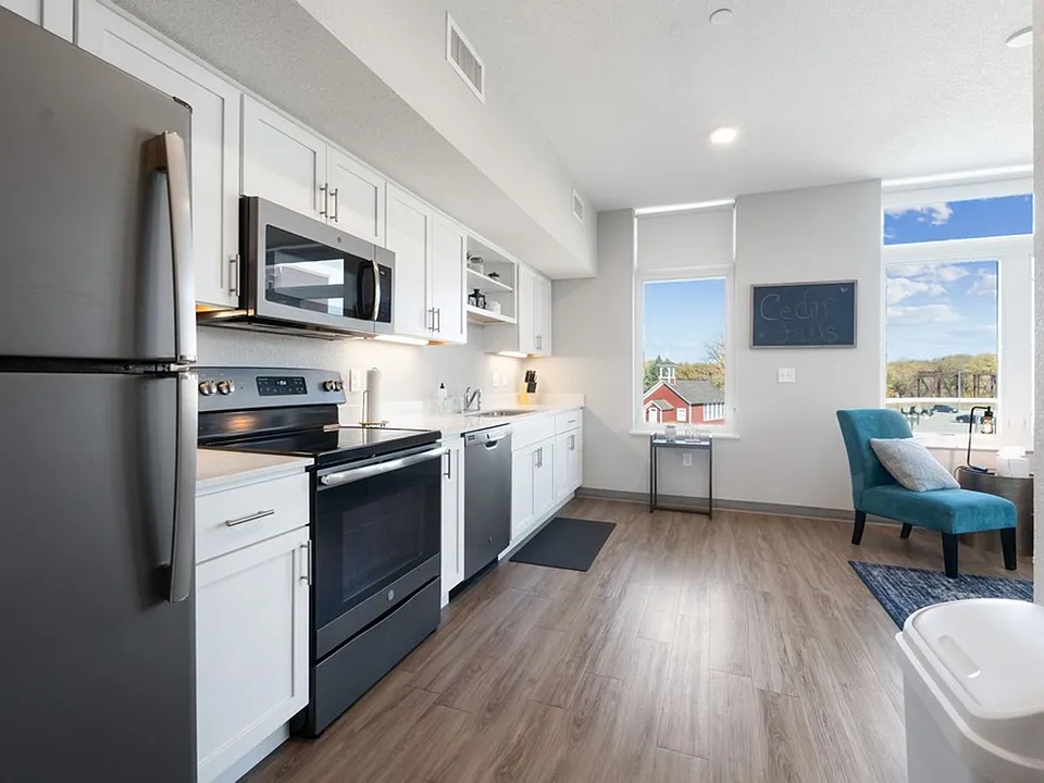 Arabella: 200 W 1st St - Cedar Falls