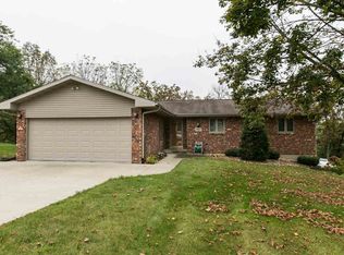 8938 Quail Ridge Ct, Dubuque, IA 52003