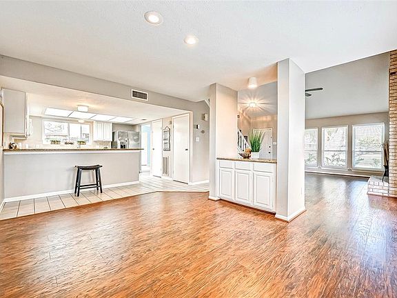 4th image of 2631 Country Place Dr