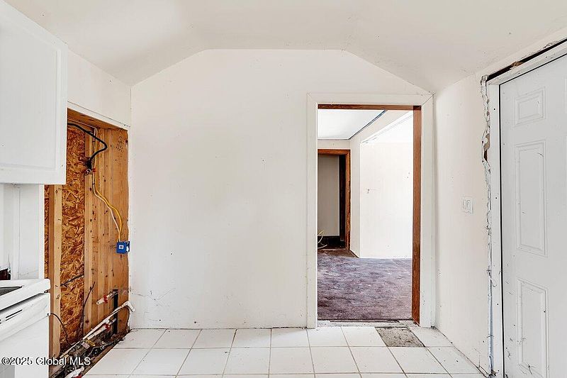 4th image of 58 Maple Avenue