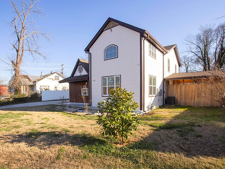 239 E Bledsoe St — Photo 3