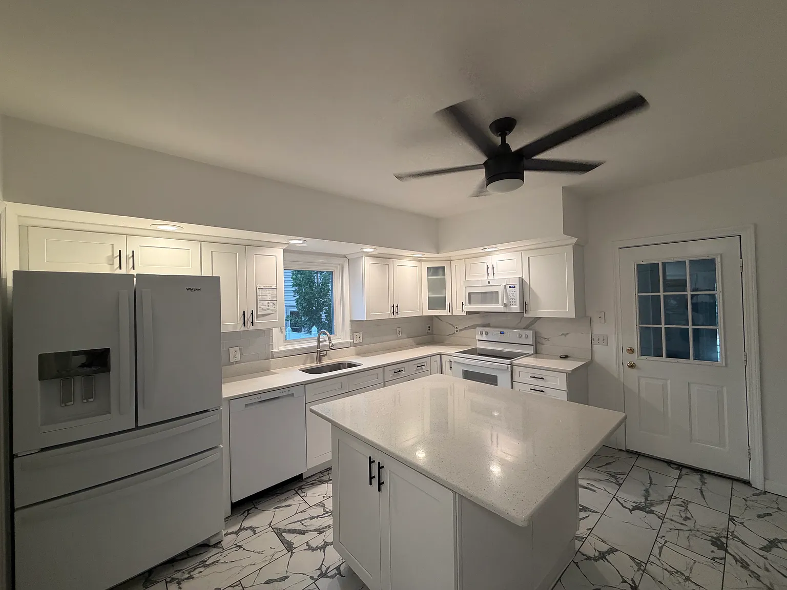 3 bed, 1.5 bath, 1806 sqft, $4,300 — Photo 4