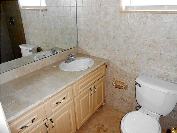 4th image of 1200 NE 121st St
