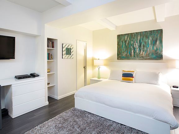 4th image of 150 W 51st St APT 725