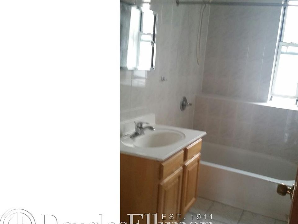 2nd image of 3044 32nd St APT 1B