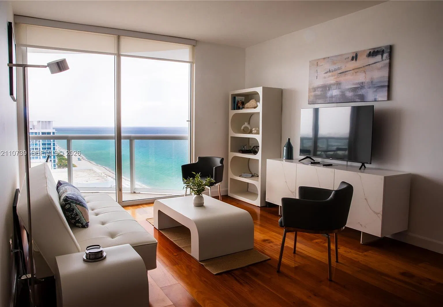 Akoya Condo — Photo 1