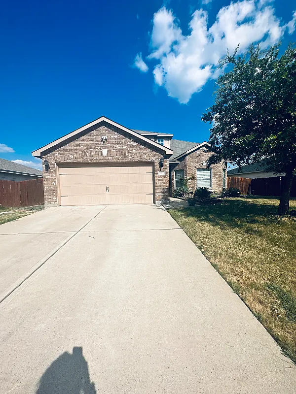 Spacious 4 Bed 2.5 Bath Single Family Home in Anna, TX — Photo 1
