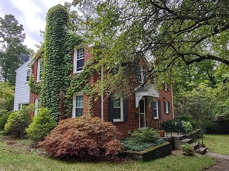 222 Woodland Dr — Photo 1