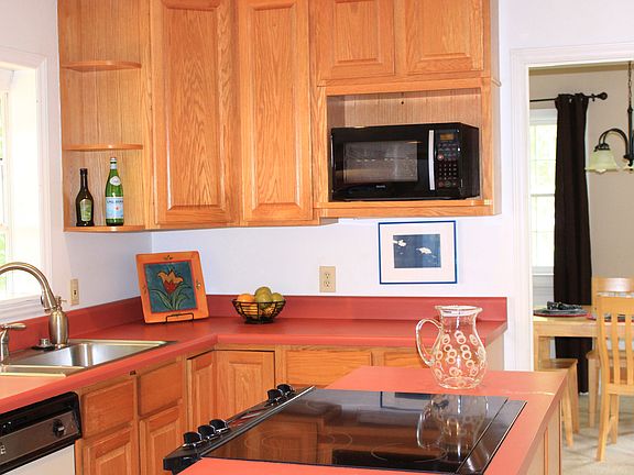 Kitchen w/ Lots of Cabinets