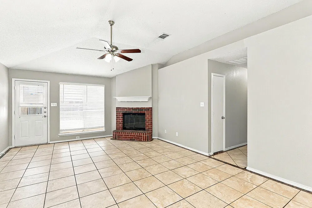 3 bed, 2.0 bath, 1768 sqft, $2,210 — Photo 3